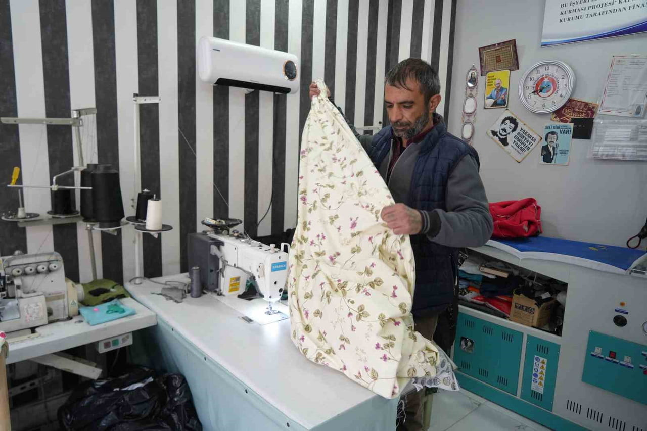 FERHAT GÜL, HAYALİNİ KURDUĞU TERZİ DÜKKANINI AÇARAK KENDİ İŞİNİN PATRONU OLDU.