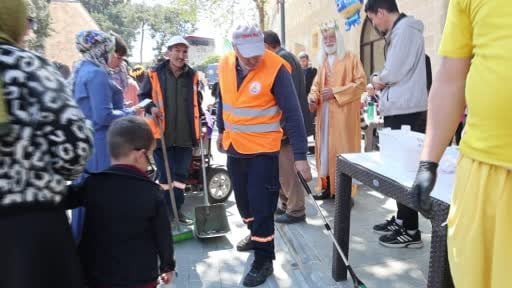 Festival alanını hem temizlediler hem eğlendiler