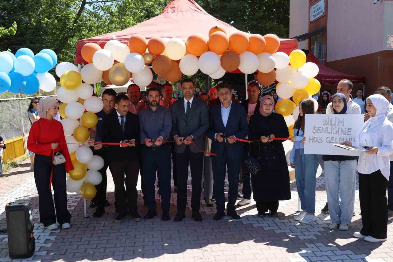 FESTİVALE SÖĞÜT KAYMAKAMI MURAT YAYABAŞI, SÖĞÜT BELEDİYE BAŞKANI FERHAT DURGUT VE İLÇE PROTOKOLÜ...