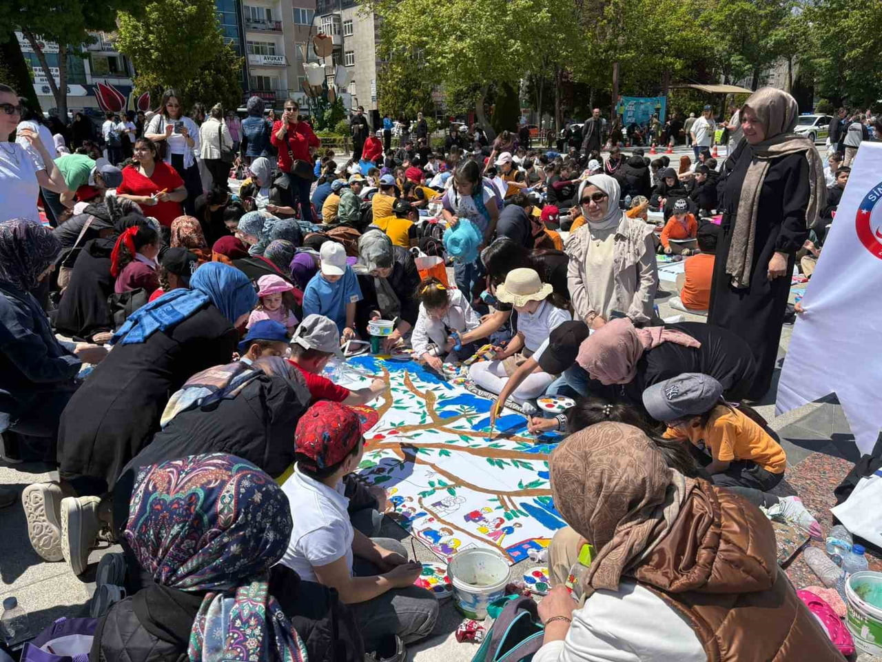 FESTİVALİN AÇILIŞINDA YAKLAŞIK BİN ÖĞRENCİ, AİLELERİYLE BİRLİKTE 'NEZAKET VE AİLE' TEMALI RESİMLER...
