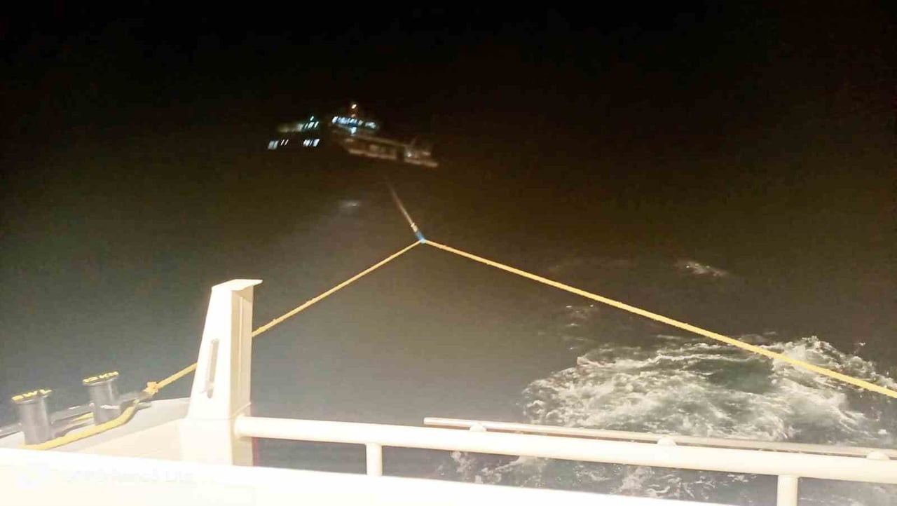 FETHİYE AÇIKLARINDA MAKİNE ARIZASI NEDENİYLE SÜRÜKLENEN TEKNE KURTARILDI