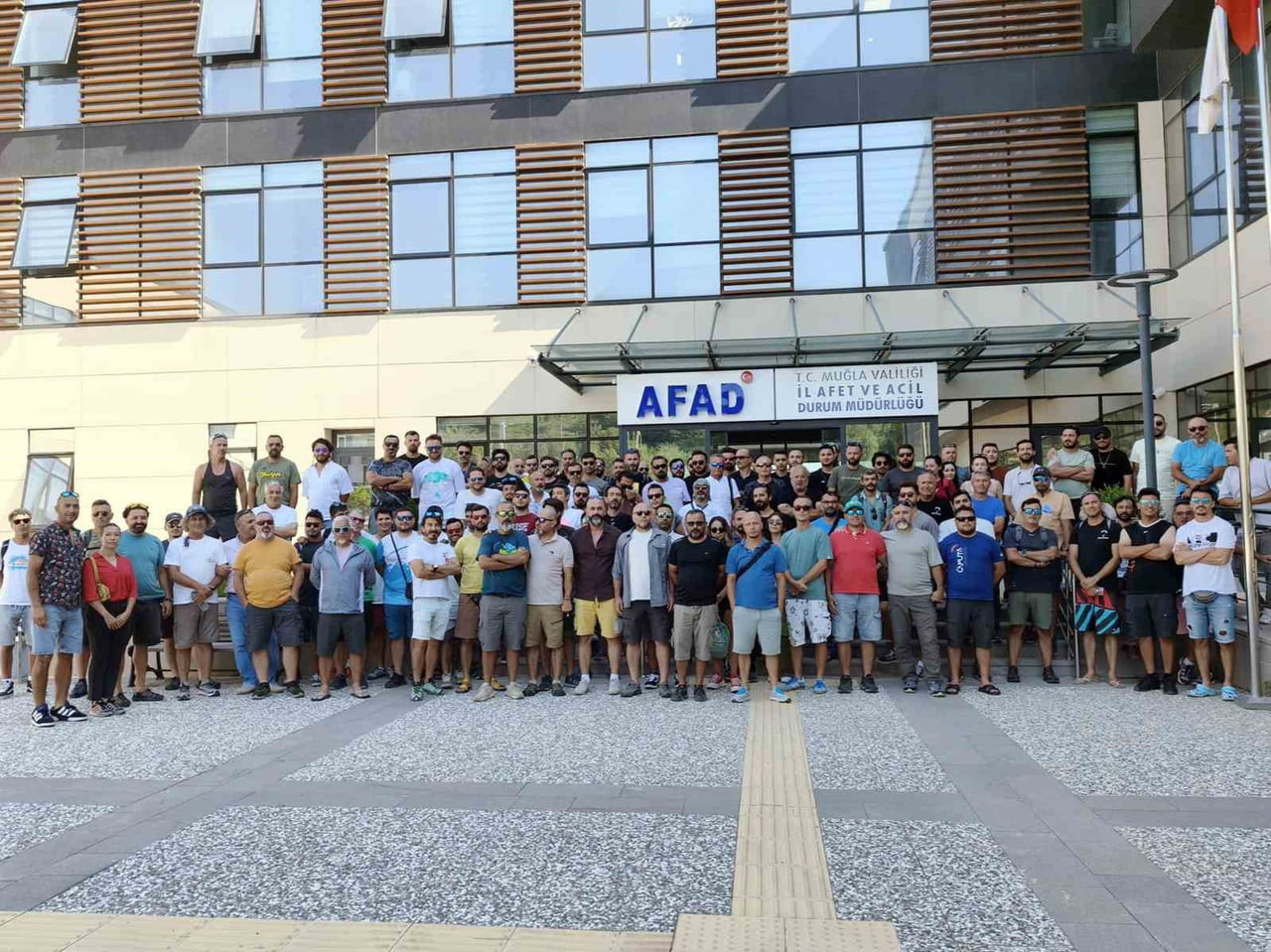 FETHİYE ÖLÜDENİZ'DE YAMAÇ PARAŞÜTÜ PİLOTLARI YAŞADIKLARI SORUNLAR NEDENİYLE UÇMAMA KARARININ...