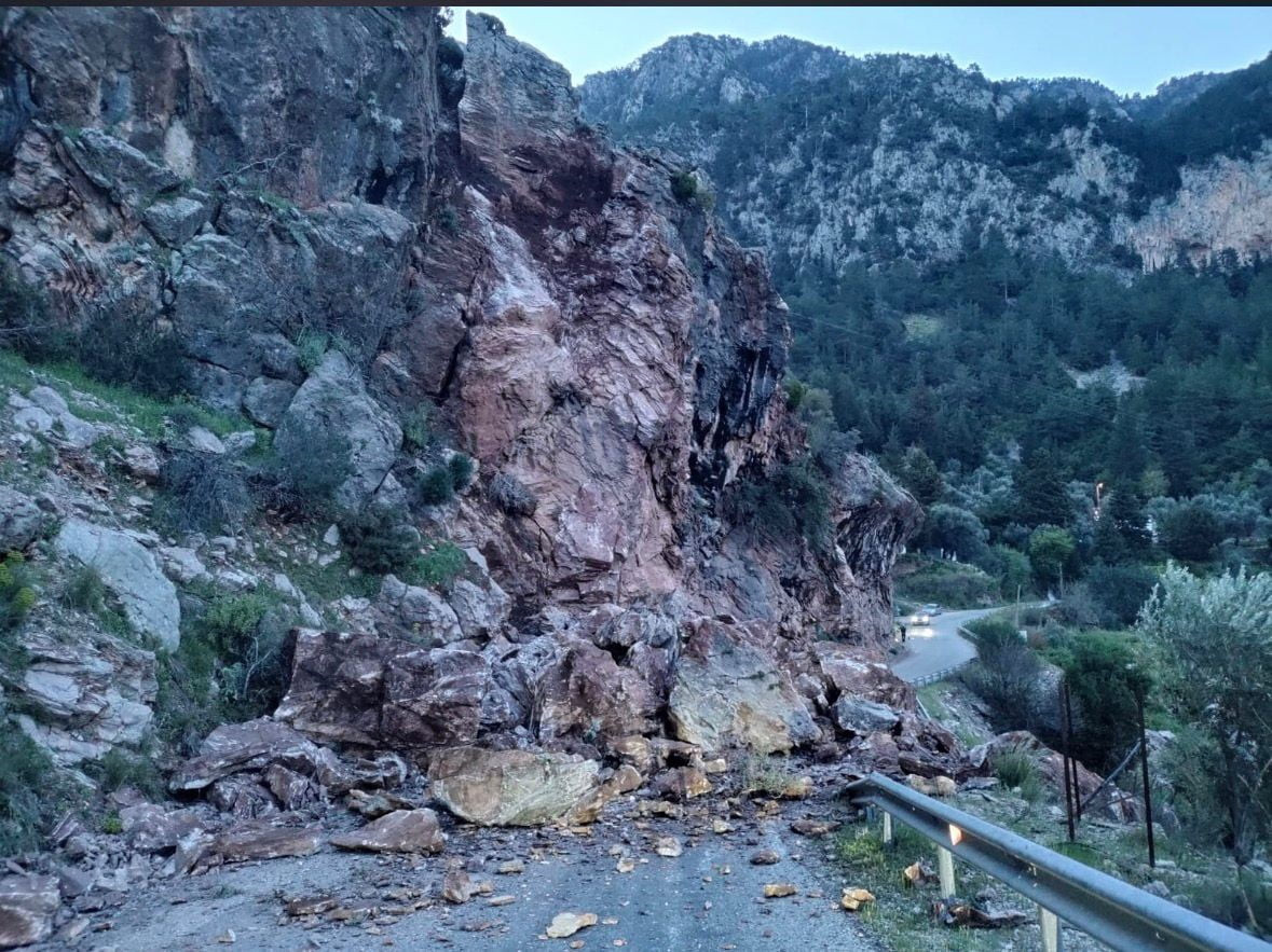 FETHİYE’DE KAYA DÜŞMESİ: FARALYA YOLU ULAŞIMA KAPANDI