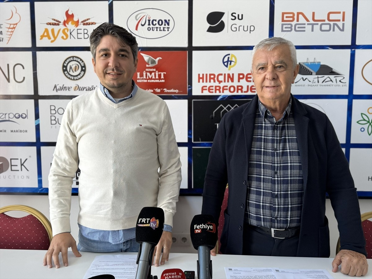 Fethiyespor Kulübü Başkanı Esat Bakırcı (sağ), basın sözcüsü Selahattin Aydemir ile Galatasaray...