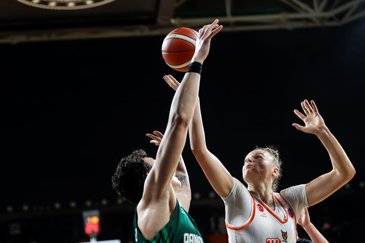 FIBA Kadınlar Avrupa Kupası çeyrek final rövanş maçında ÇİMSA ÇBK Mersin ile Yunanistan'ın...