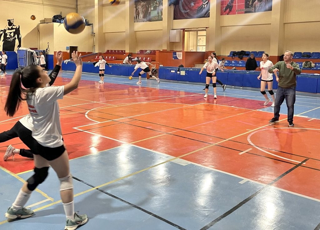 FİLEDE VALİ SÜRPRİZİ! ZİYA POLAT GENÇ SPORCULARLA VOLEYBOL OYNADI(KARS-İHA)