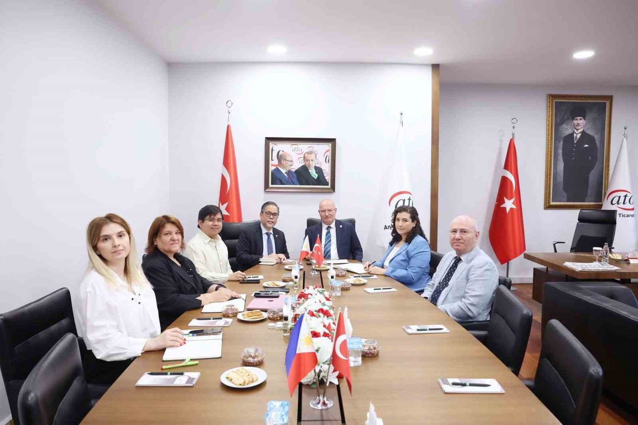 FİLİPİNLER CUMHURİYETİ'NİN ANKARA BÜYÜKELÇİSİ JAİME RAMON TORRE ASCALON JR. VE ÜÇÜNCÜ KATİP EMİLE...