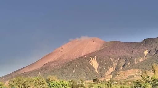 Filipinler’in Kanlaon Yanardağı ile Taal Yanardağı Ana Krateri’nde patlama meydana gelirken...