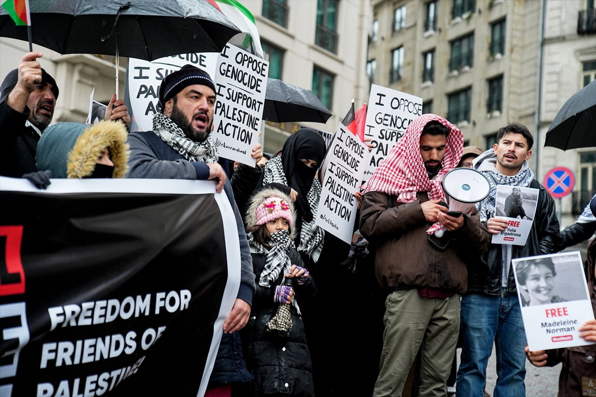 Filistin Davaları İnisiyatifi üyeleri, İngiltere'de Filistin'e destek eylemlerinde tutuklanan ve...