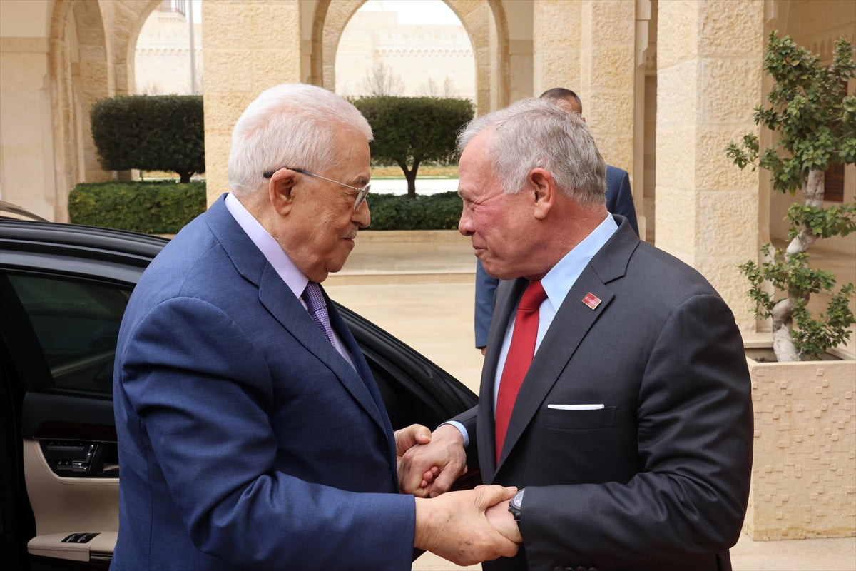 Filistin Devlet Başkanı Mahmud Abbas (solda) ile Ürdün Kralı 2. Abdullah (sağda), Filistin...