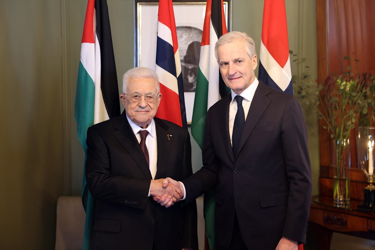 Filistin Devlet Başkanı Mahmud Abbas (solda), Norveç'in başkenti Oslo’da Başbakan Norveç Başbakanı...