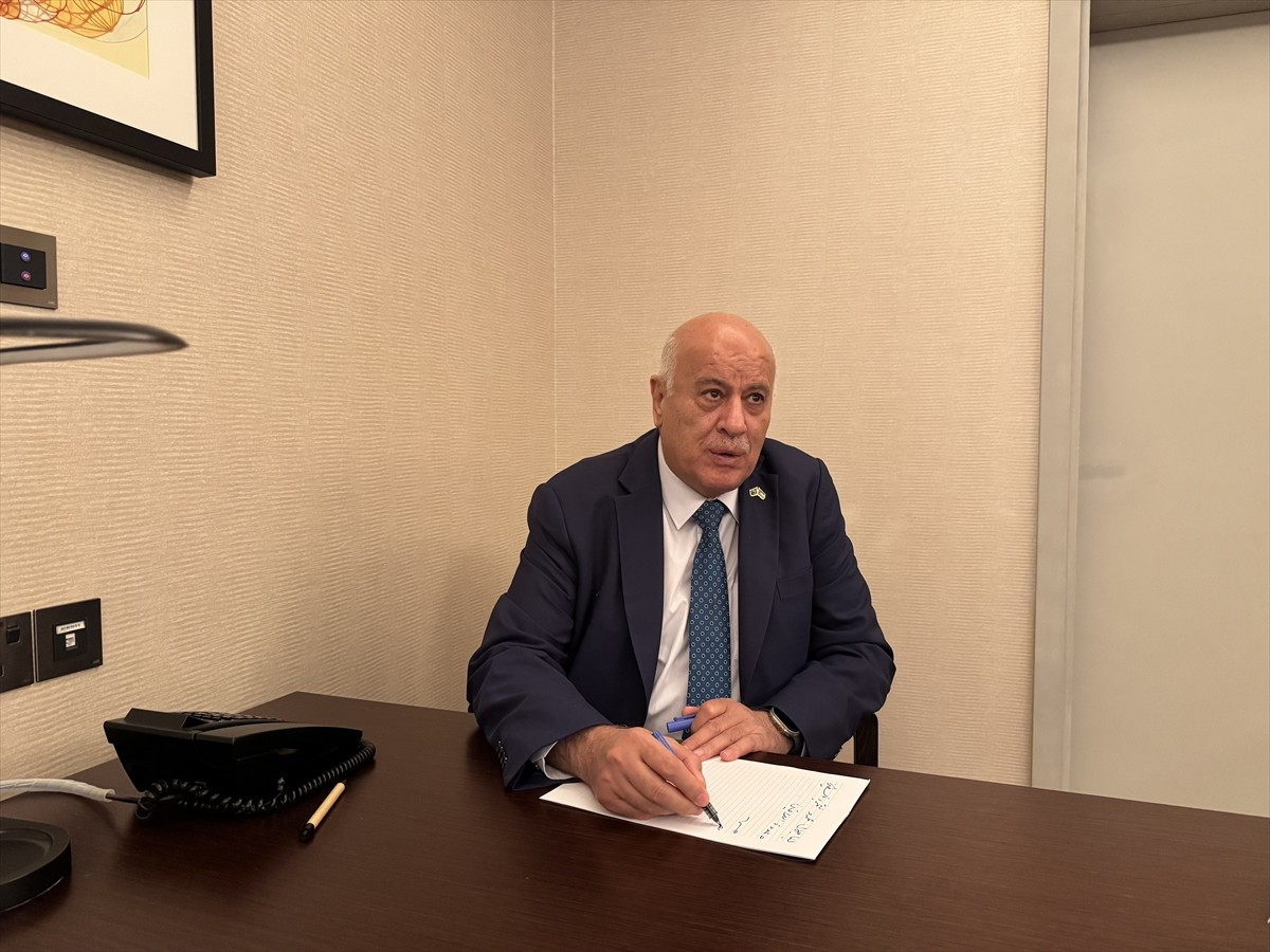 Filistin Futbol Federasyonu ve Olimpik Komitesi Başkanı Cibril Er-Racub, Suudi Arabistan'ın...