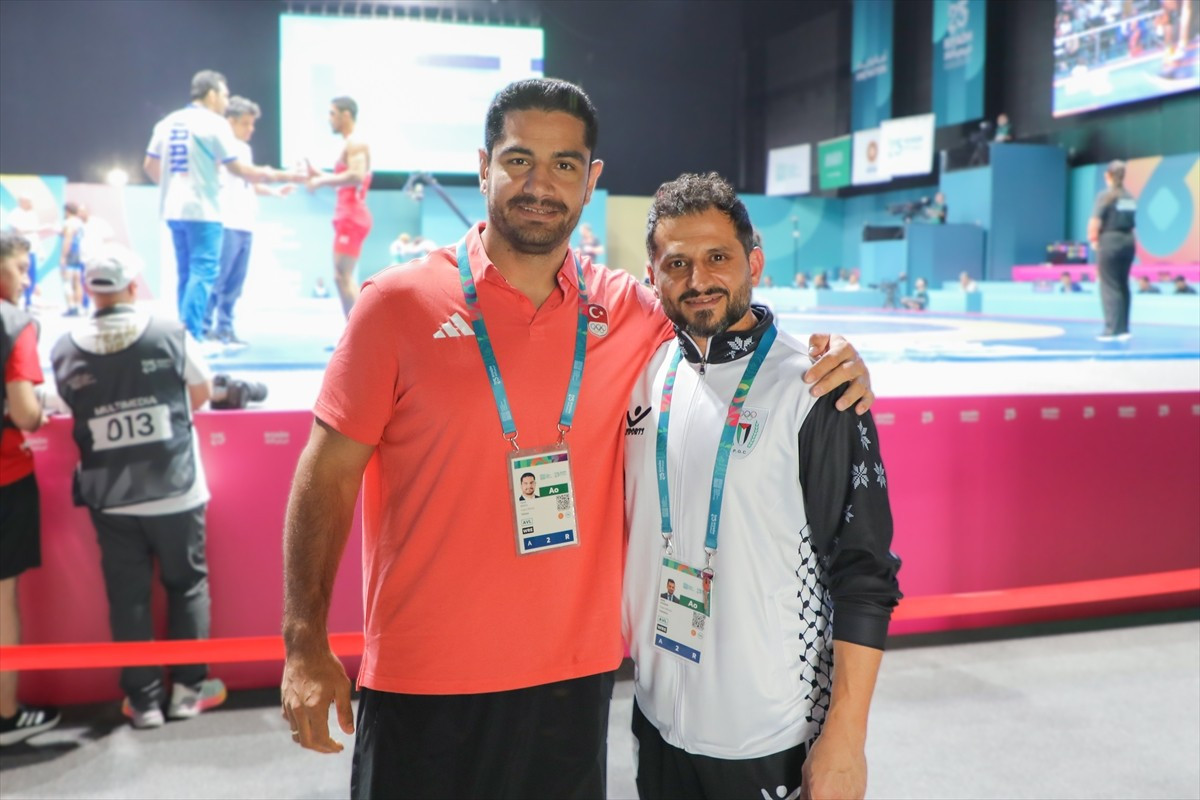 Filistin Güreş Milli Takımı Antrenörü Riad Hassan (sağda), Suudi Arabistan'ın başkenti Riyad'da...