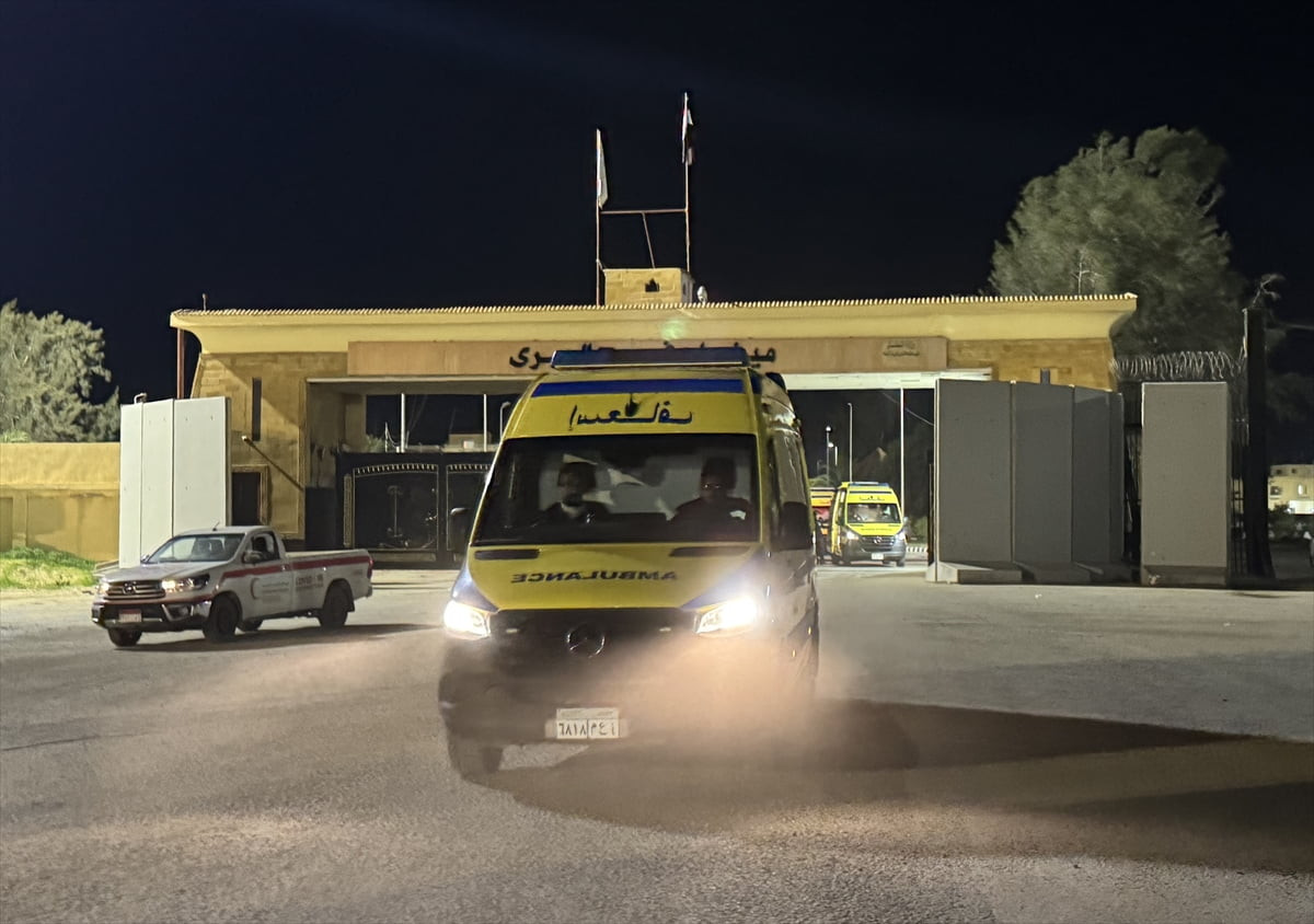 Filistin Kızılayı, Refah Sınır Kapısı'nın sınırlı şekilde ve İsrail'in sıkı kısıtlamaları altında...