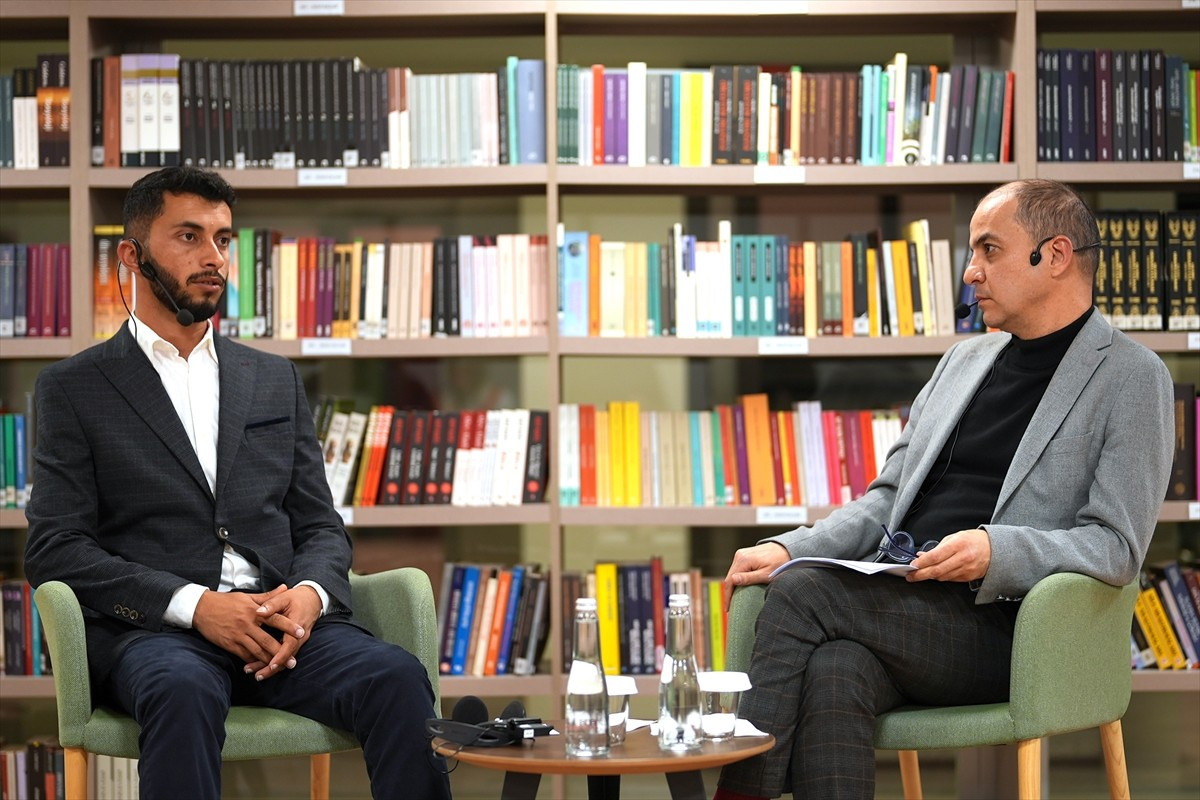 Filistinli gazeteci, aktivist ve Oscar ödüllü yönetmen Basel Adra (solda), Enstitü Sosyal'in...