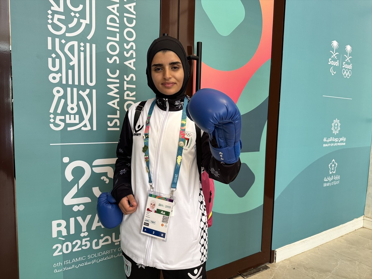 Filistinli wushu sporcuları Fahima Abed (fotoğrafta) ve Ahmed Askar, savaşın spor yapmayı imkansız...