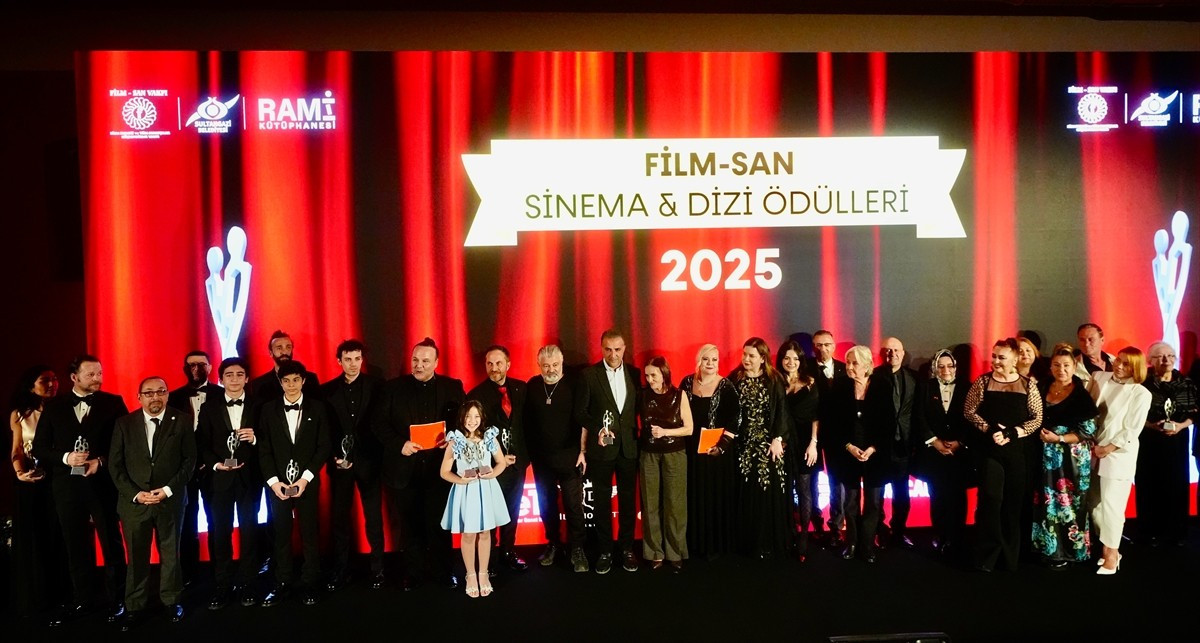 Film-San Vakfı tarafından bu yıl 2. kez düzenlenen etkinlikle "Film-San Sinema ve Dizi Ödülleri"...