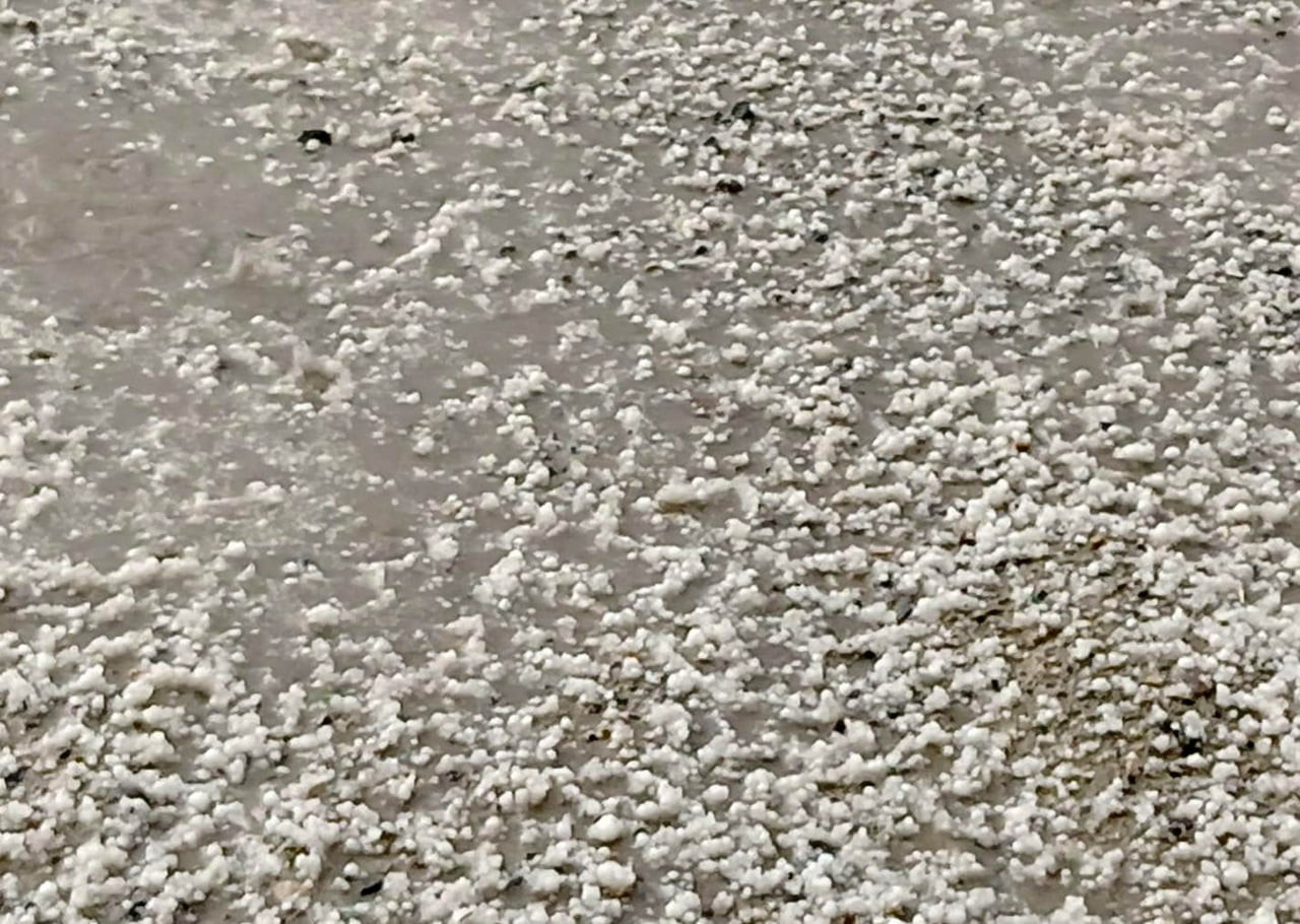 FINDIK BÜYÜKLÜĞÜNDEKİ DOLU, KENTİ ADETA BEYAZA BÜRÜDÜ.