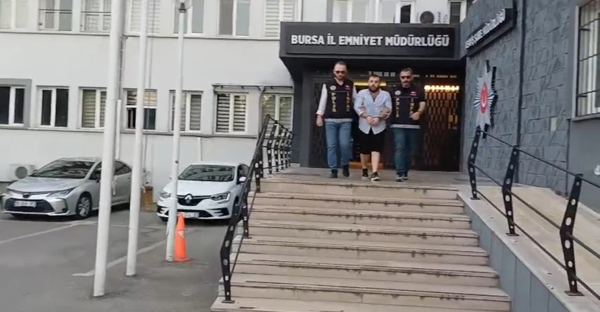 FİRARİ HÜKÜMLÜ, ÇEKİRGE MAHALLESİ'NDE POLİS EKİPLERİNİN KOVALAMACASI SONUCU YAKALANDI.