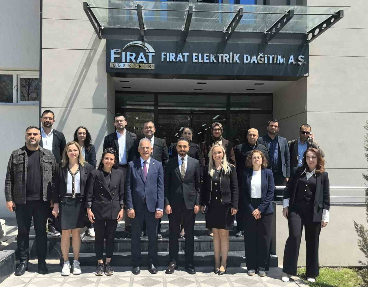 FIRAT EDAŞ MÜDÜRÜ MÜJDAT ÇELİK (ÖNDE-SAĞDAN DÖRDÜNCÜ) VE ANKARA ÜNİVERSİTESİ REKTÖR YARDIMCISI...