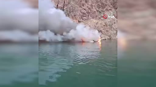 Fırat Nehri'nde tekne alev alev yandı