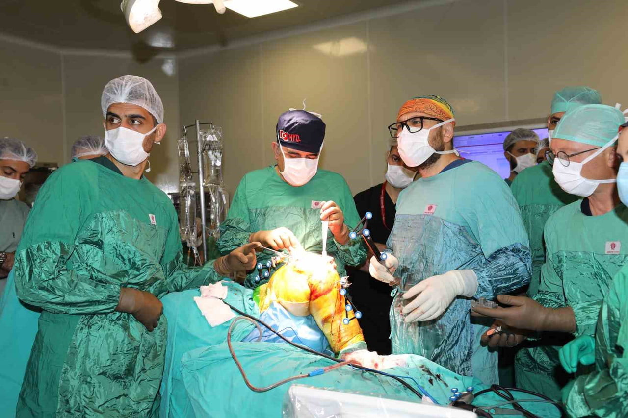 FIRAT ÜNİVERSİTESİ HASTANESİ ORTOPEDİ VE TRAVMATOLOJİ KLİNİĞİ’NDE İLK DEFA ROBOTİK DİZ PROTEZİ...