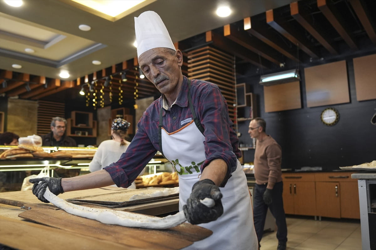 Fırıncılar, ramazan ayı öncesi iftar sofralarının gözdesi pideler için hazırlıklarını tamamladı....