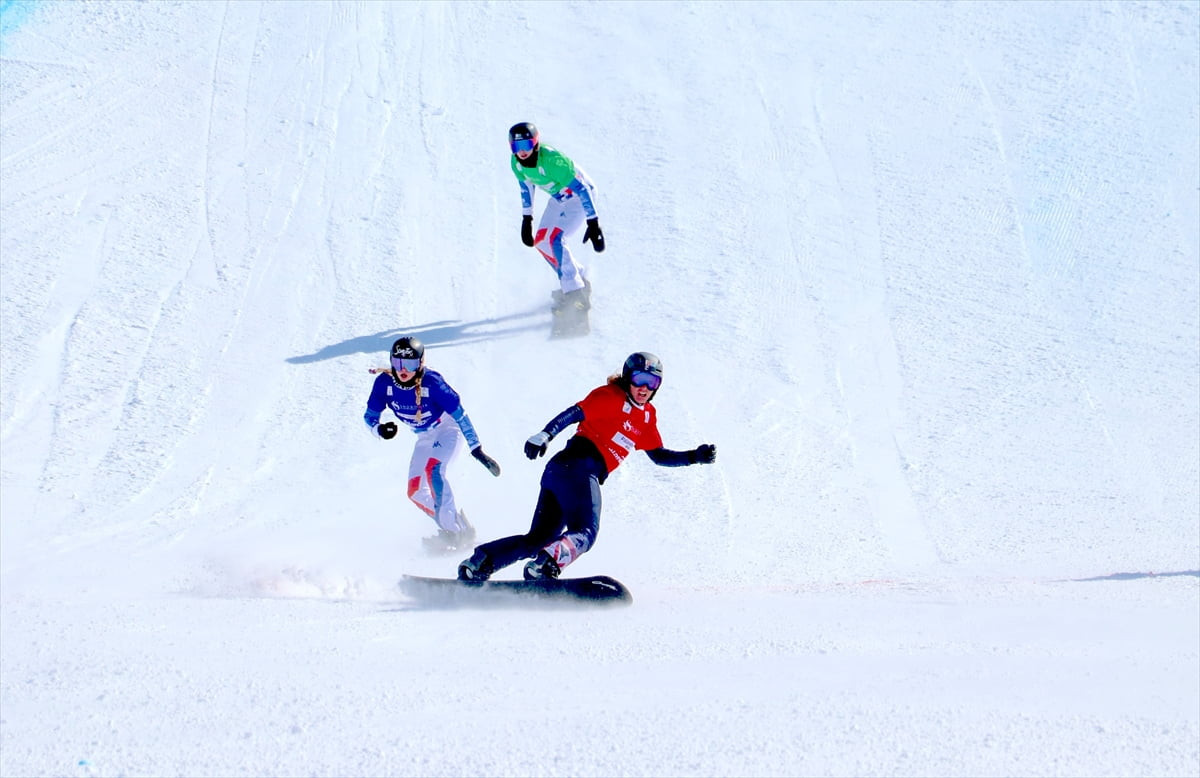 FIS SBX Snowboard Dünya Kupası tamamlandı. Erzurum'daki Palandöken Kayak Merkezi'nde 15 farklı...