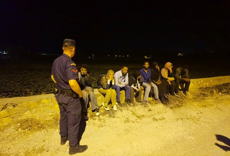 FOÇA VE ÇEŞME İLÇELERİNDE YASA DIŞI YOLLARLA YURT DIŞINA ÇIKMAYA ÇALIŞAN TOPLAM 36 DÜZENSİZ GÖÇMEN...