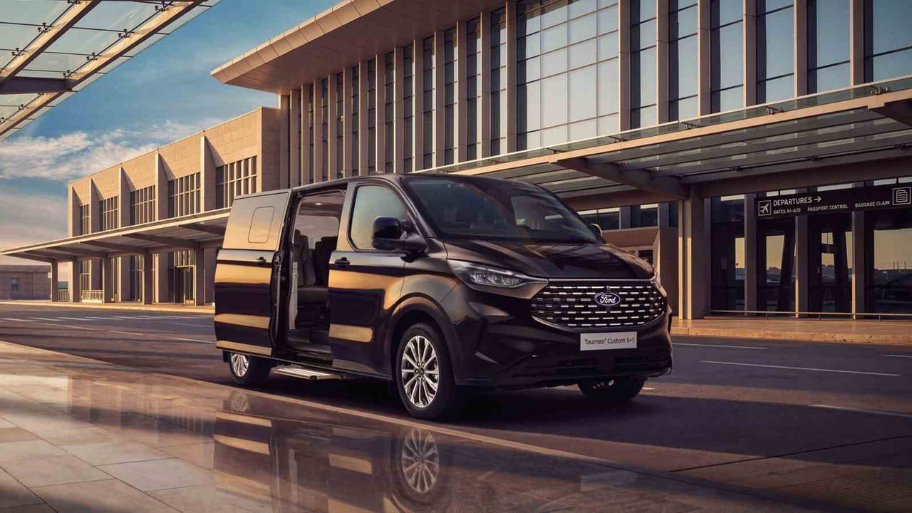 FORD TÜRKİYE, TOURNEO CUSTOM MODELİNİN YENİ 9+1 KOLTUK SEÇENEĞİNİ PAZARA SUNUYOR. YOLCU TAŞIMA...