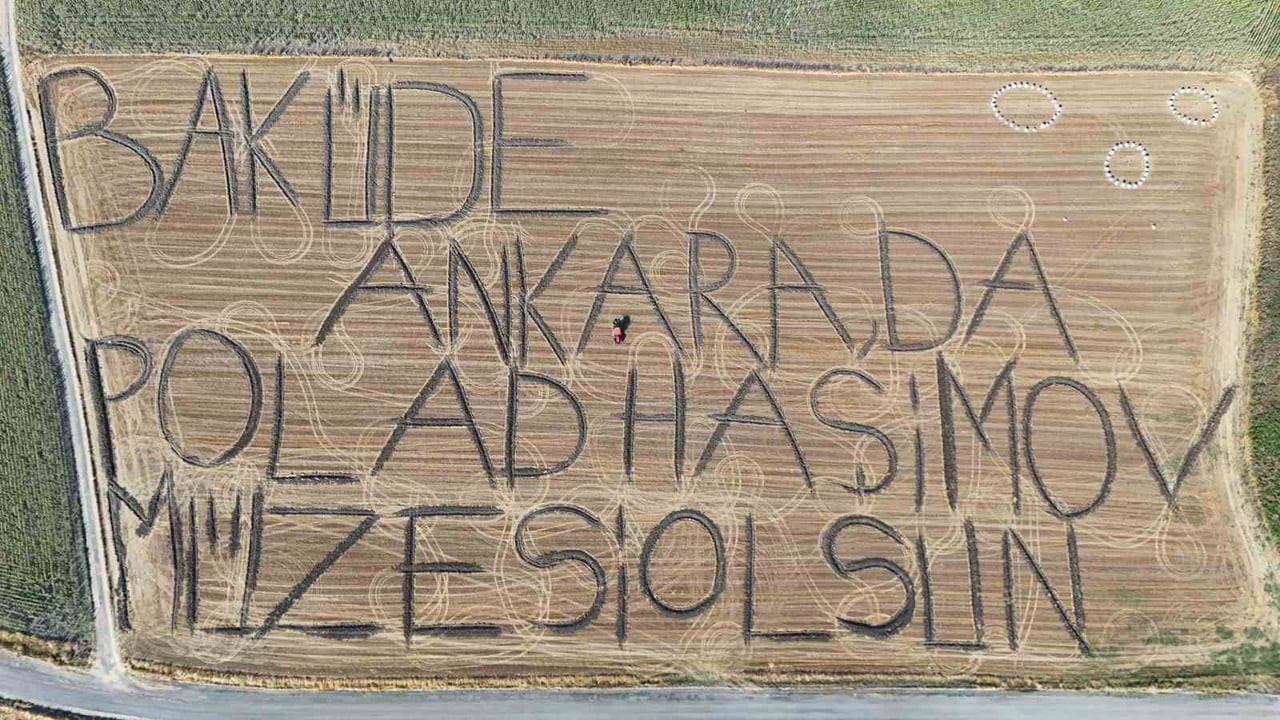 FOTOĞRAF SANATÇISI BURAK TUNÇKOL, TRAKTÖRÜNE BAĞLADIĞI PULLUKLA 45 DÖNÜMLÜK TARLAYA "BAKÜ’DE...