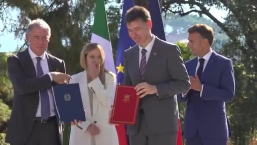 Fransa Cumhurbaşkanı Emmanuel Macron ve İtalya Başbakanı Giorgia Meloni, Antibes'te düzenlenen...
