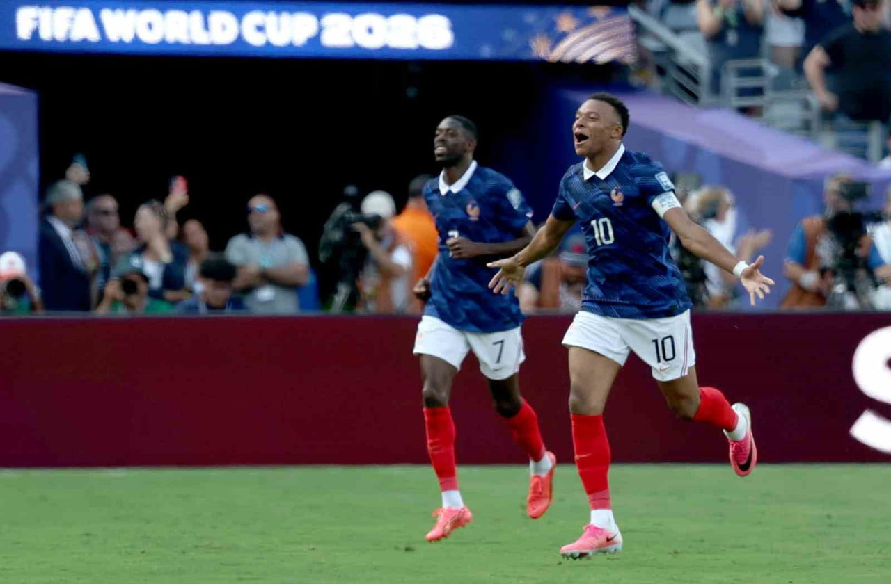 FRANSA, FIFA 2026 DÜNYA KUPASI SON 32 TURU'NDA İSVEÇ'İ 3-0 MAĞLUP EDEREK, ADINI SON 16 TURUNA...