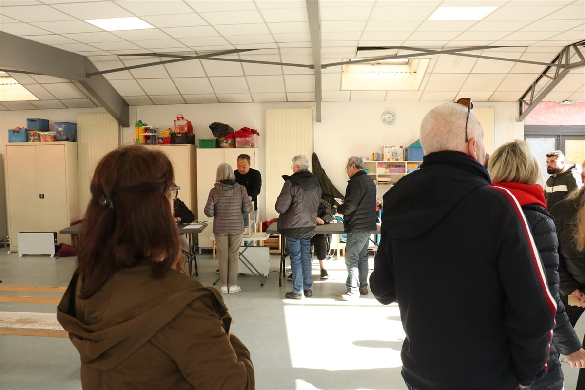 Fransa genelinde yerel seçimlerin ilk turu için seçmenler sandık başına gidiyor. Ülkede her 6...