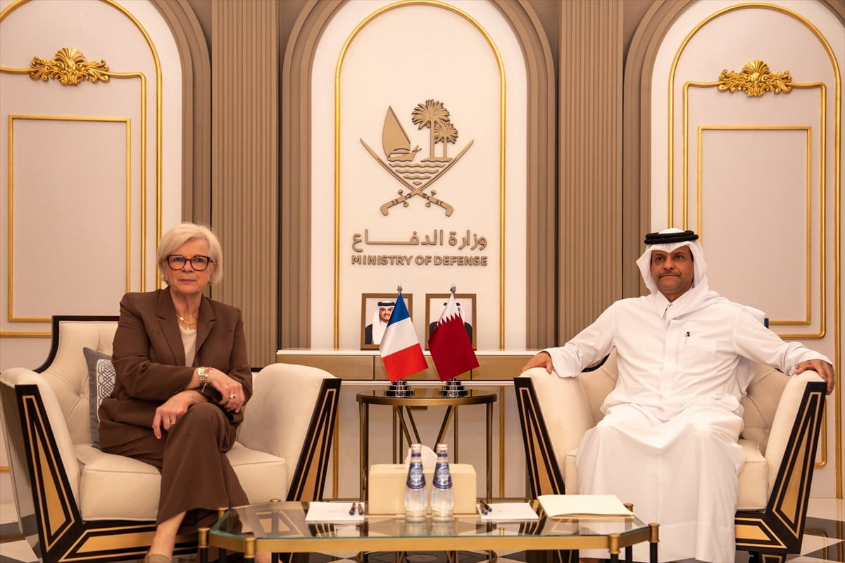 Fransa Savunma Bakanı Catherine Vautrin (solda), Katar ziyareti sırasında Katar Başbakan...