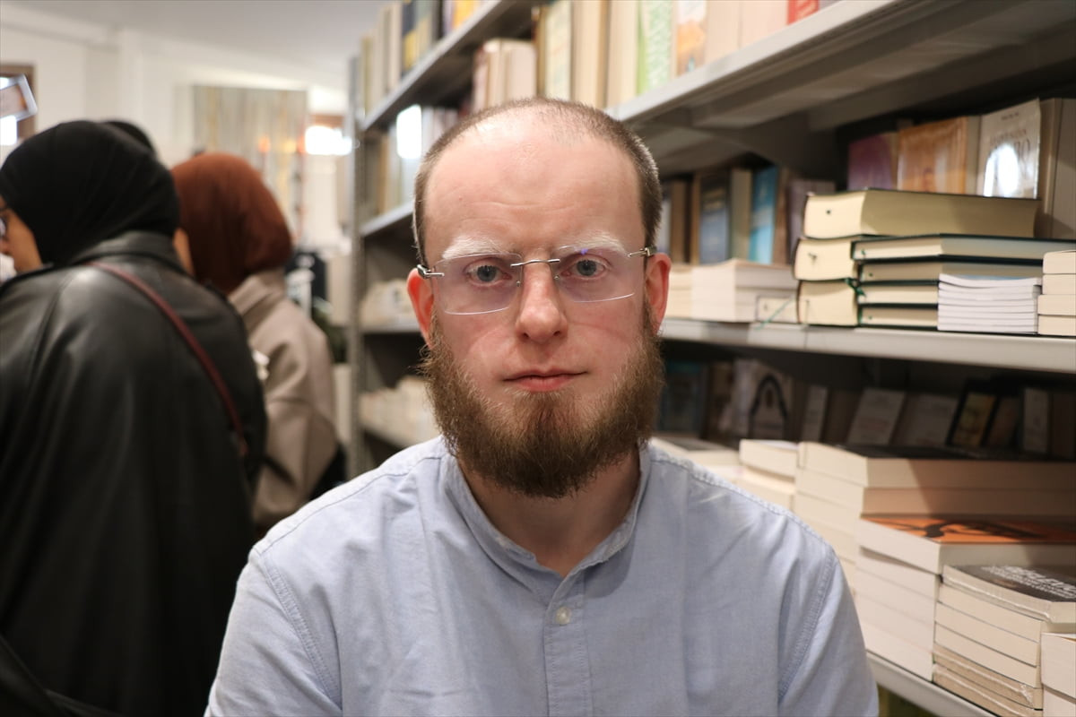 Fransa'da 2002'de İslam'ı seçen Fransız mühtedi Thomas Sibille, İslam'ı tanıyarak yeniden...