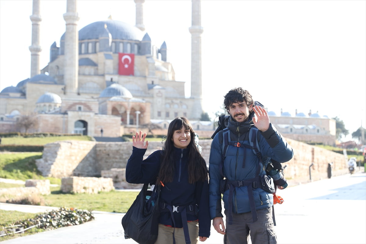 Fransa'dan yola çıkarak otostopla dünyayı dolaşan iki gezgin, İtalya, Hırvatistan, Romanya ve...