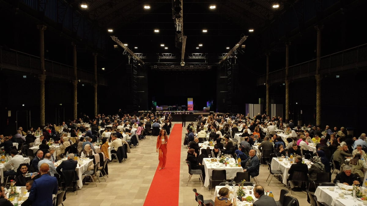 Fransa'nın kuzeyindeki Roubaix kentinde yerel siyasetçilerin de katılımıyla 600 kişilik özel iftar...