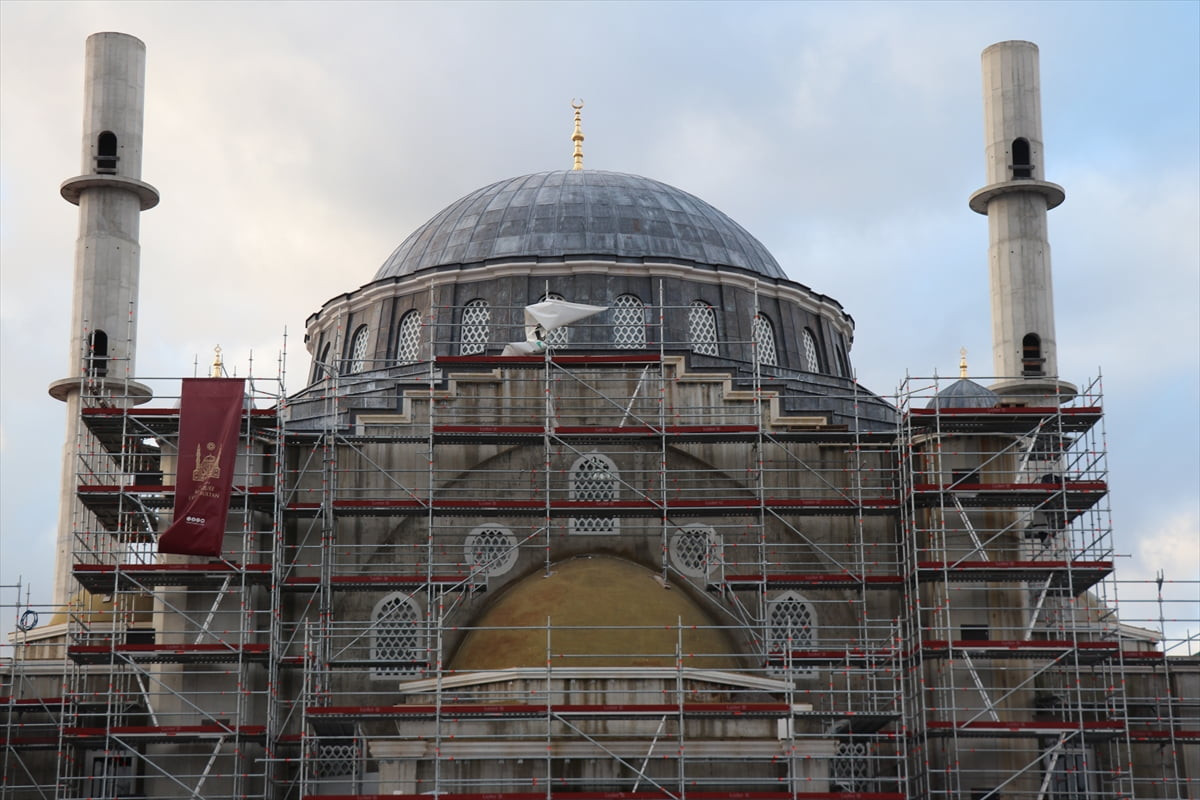 Fransa'nın Strazburg kentinde Müslüman karşıtı (İslamofobi) ve ırkçı söylemin hedefi olan Eyüp...