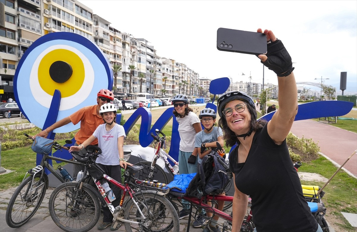 Fransa’dan 3 çocuğuyla birlikte bisikletle dünya turuna çıkan Ravanas ailesi, 11’inci ülkeleri...
