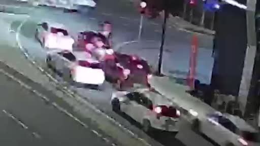 Fren yerine gaza bastı, 4 araç birbirine girdi: Kaza anı kamerada