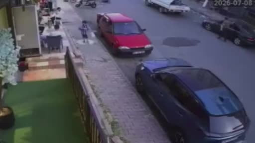 Fren yerine gaza bastı, bebek arabası ve kaldırımdaki vatandaşa çarptı...O anlar kamerada