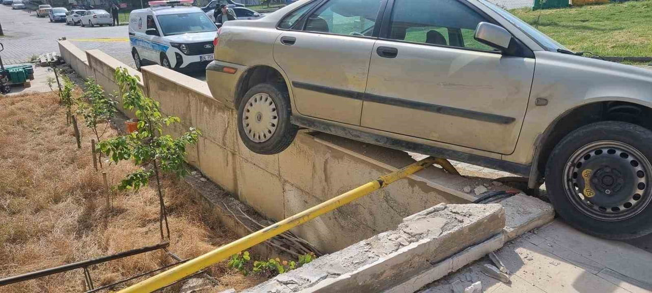 FRENİ BOŞALAN ARAÇ DOĞALGAZ BORUSUNDA ASKIDA KALDI