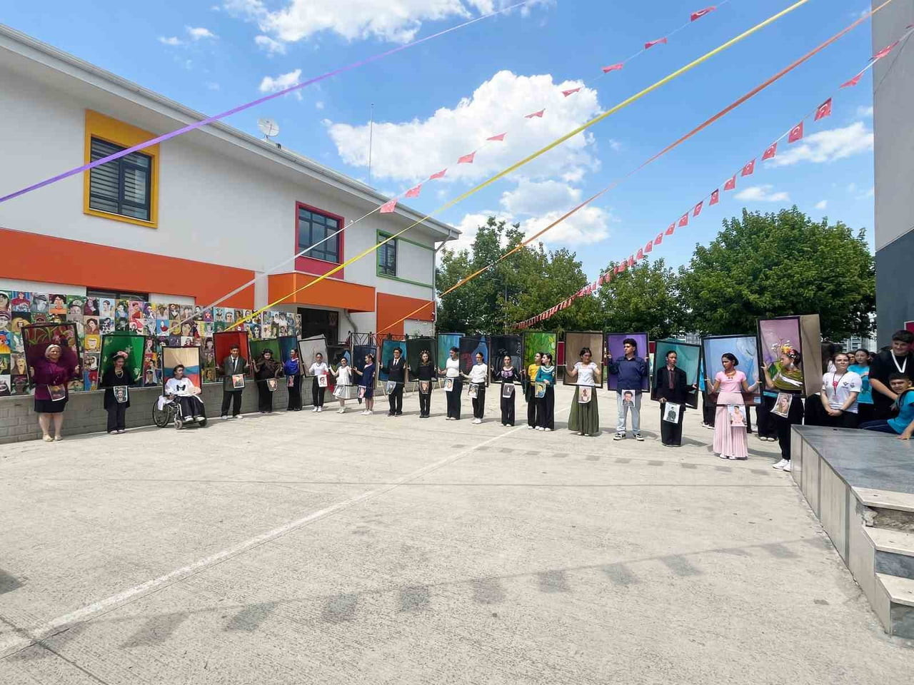 FRİDA KAHLO’NUN ESERLERİNİ ÖĞRENCİLERİN CANLI PERFORMANSLARLA CANLANDIRDIĞI SERGİ, BURSA’DA...