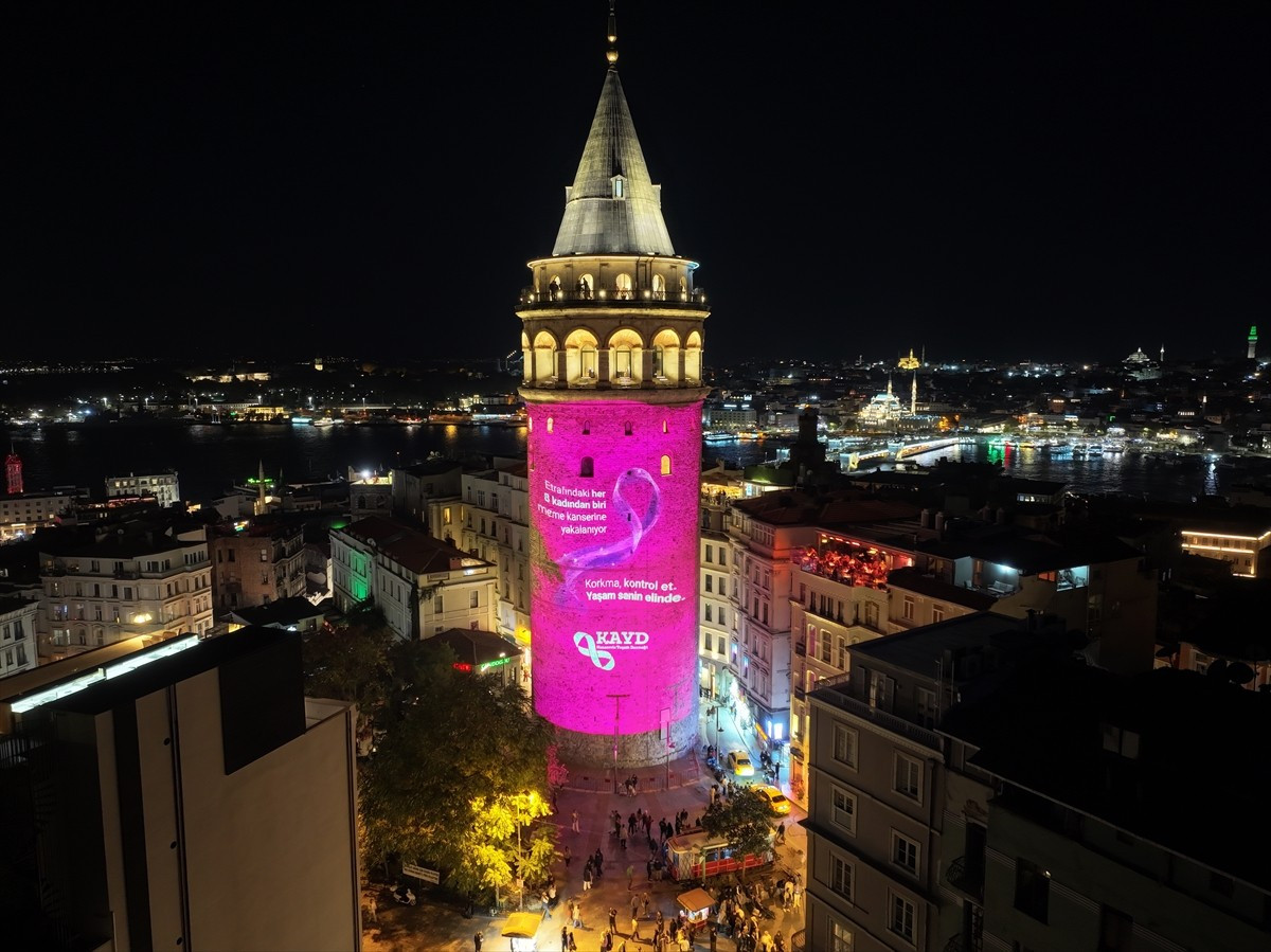 Galata Kulesi meme kanserinde farkındalığı artırmak amacıyla pembe renkle...