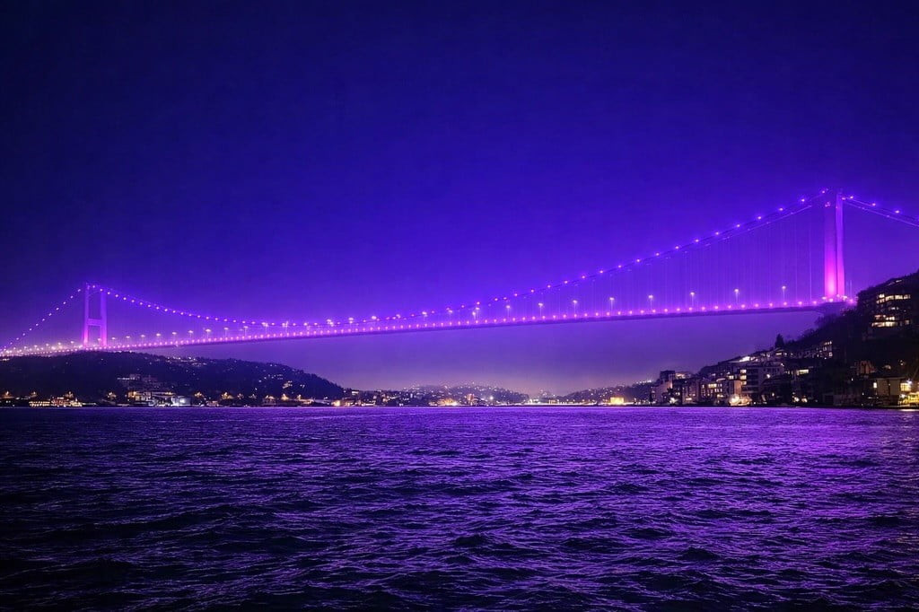 GALATA KULESİ'NE "KANSERDE ERKEN TEŞHİS HAYAT KURTARIR" MESAJI YANSITILDI