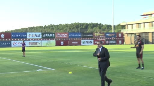 Galatasaray Başkanı Dursun Özbek, sarı-kırmızılıların 121 yıllık geçmişine yakışan bir takım...