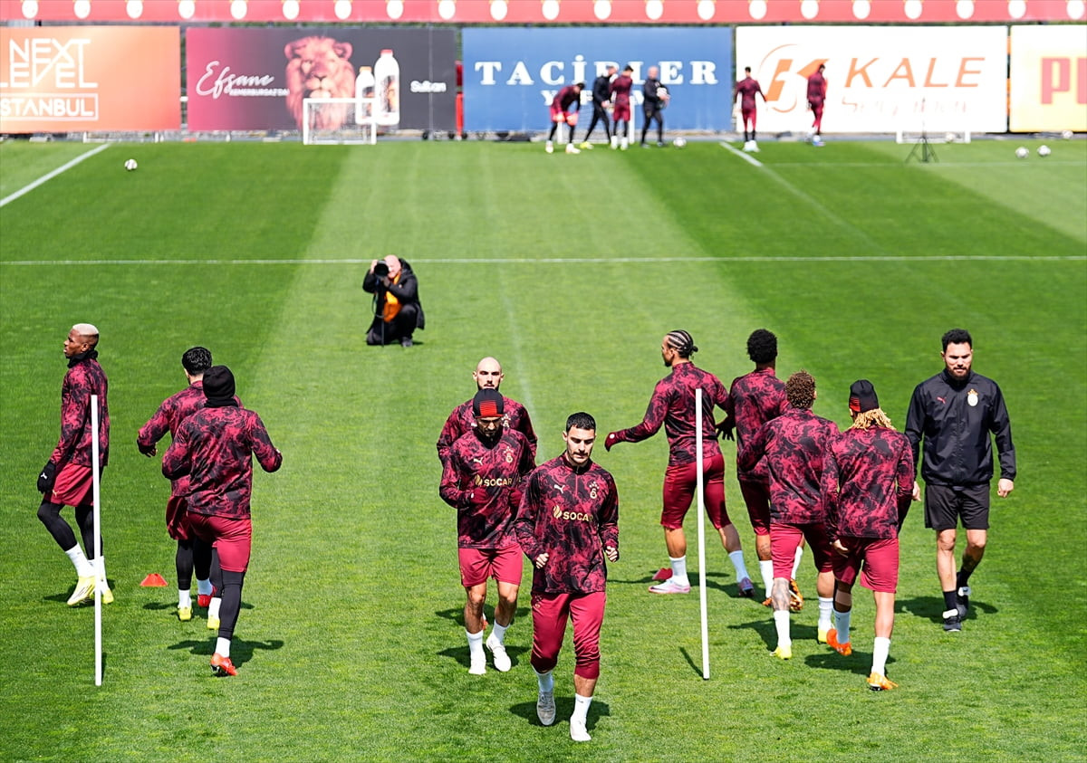 Galatasaray Futbol Takımı, UEFA Şampiyonlar Ligi son 16 turu rövanş maçında İngiltere temsilcisi...