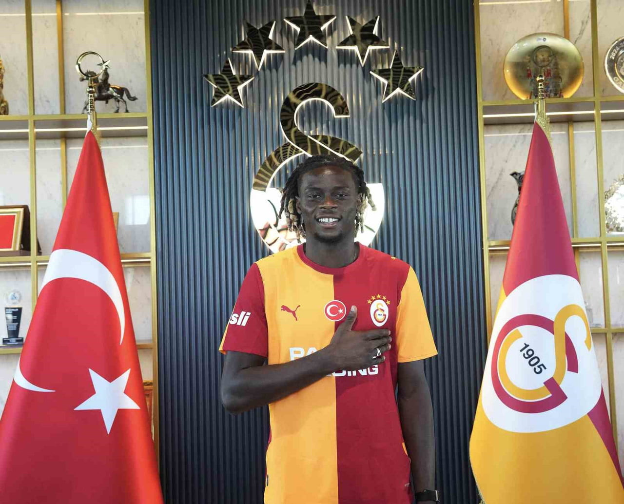 GALATASARAY, İNGİLİZ BURNLEY TAKIMINDAN FRANSIZ OYUNCU LESLEY UGOCHUKWU'YU ŞARTA BAĞLI SATIN ALMA...