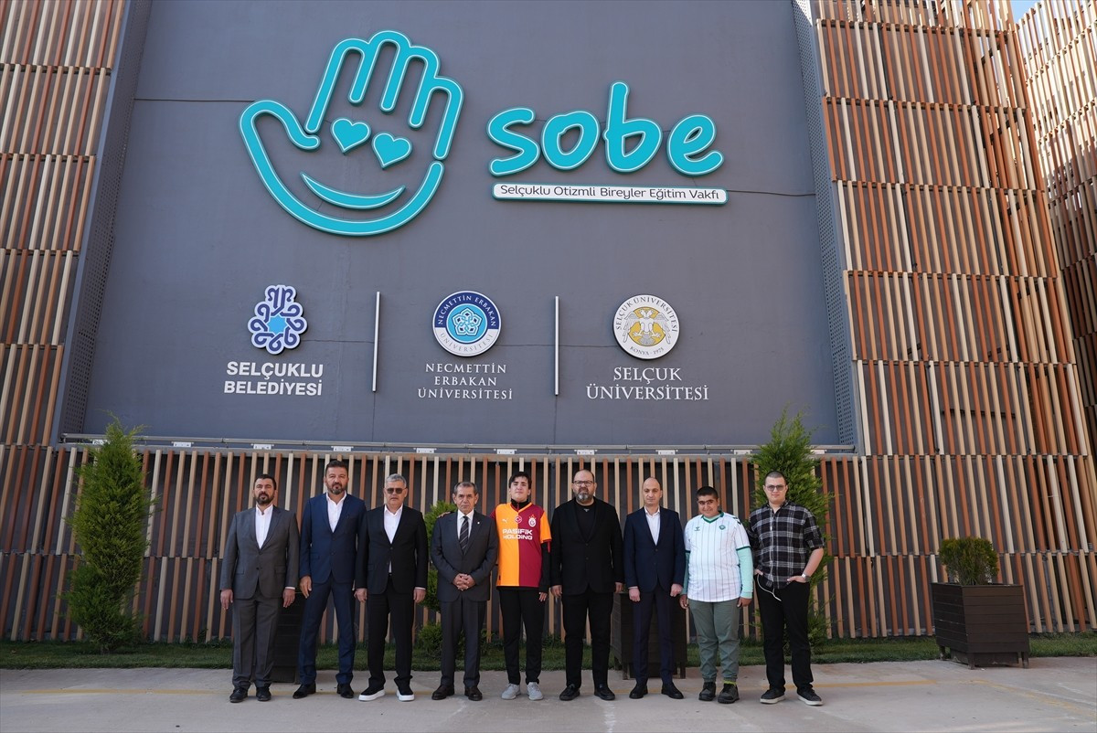 Galatasaray Kulübü Başkanı Dursun Özbek (sol 4), Selçuklu Otizmli Bireyler Eğitim (SOBE) Vakfı'nı...